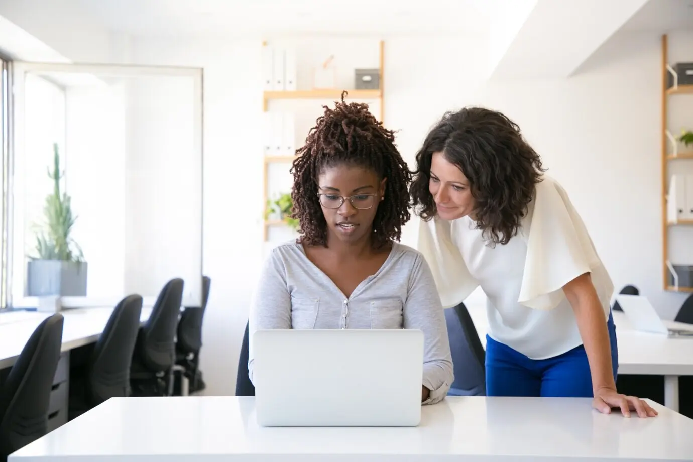 Довольные женщины-коллеги обсуждают проект.