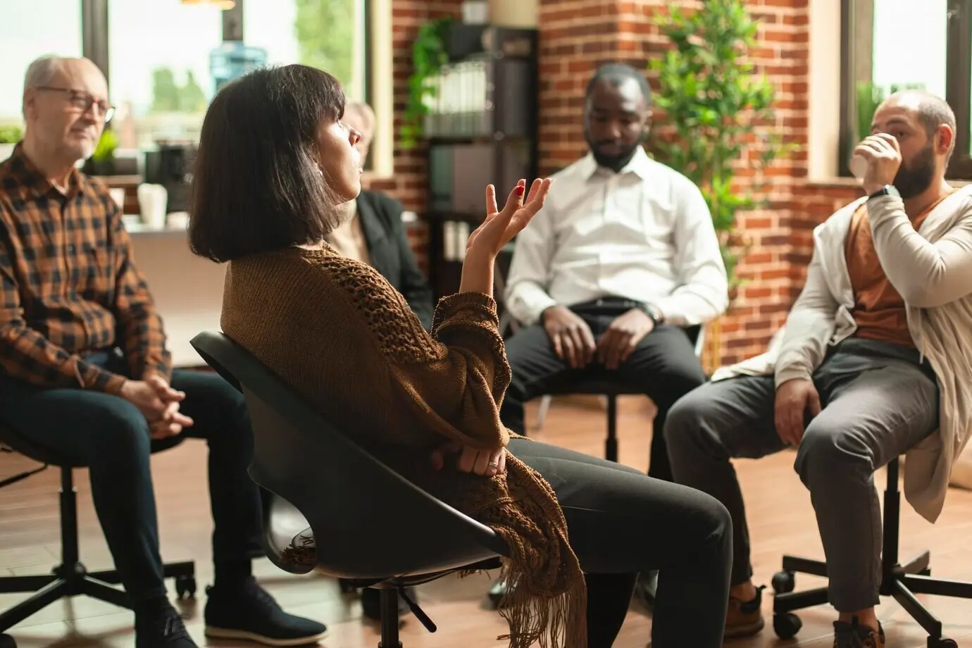 Женщина делится своими чувствами на терапии.